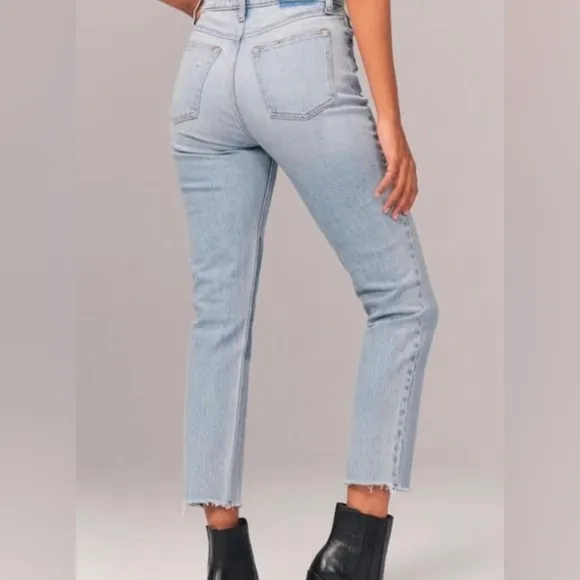 A&amp;F Mom High Rise Ankle Jeans Light Wash Repair 28/6 Regular