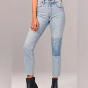 A&amp;F Mom High Rise Ankle Jeans Light Wash Repair 28/6 Regular