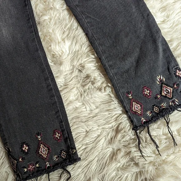 EUC Driftwood Colette Black Embroidered Cropped Frayed Jeans
