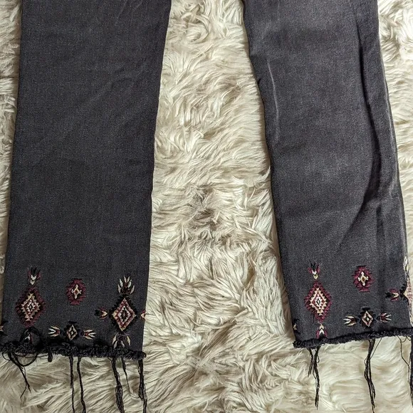 EUC Driftwood Colette Black Embroidered Cropped Frayed Jeans