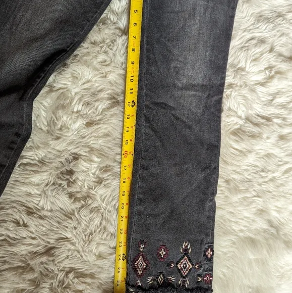 EUC Driftwood Colette Black Embroidered Cropped Frayed Jeans