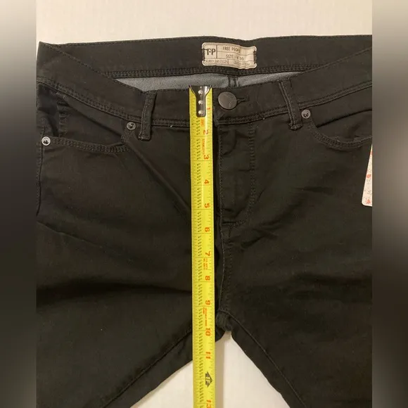 Free People | NWT Women’s Black Denim Cropped Jeans