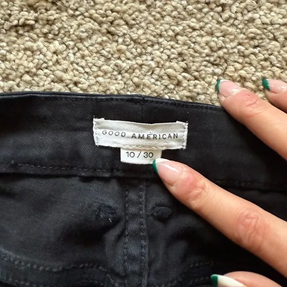 Good American Good Waist Crop Jeans in Black Wash | 10/30