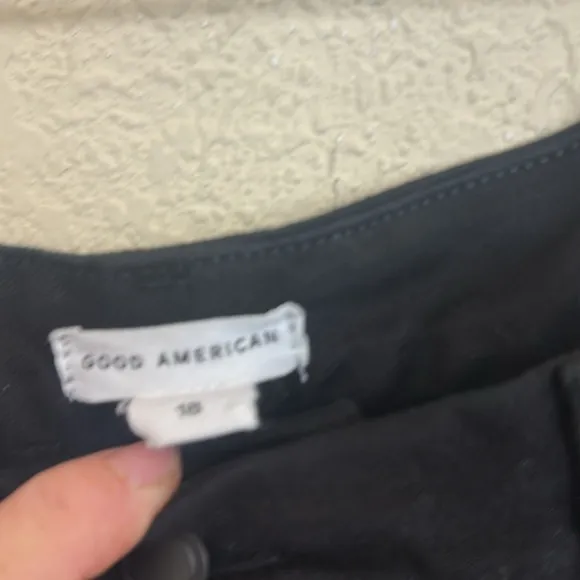 Good American womans Black stretchy straight leg Cropped Pant jeans size 18
