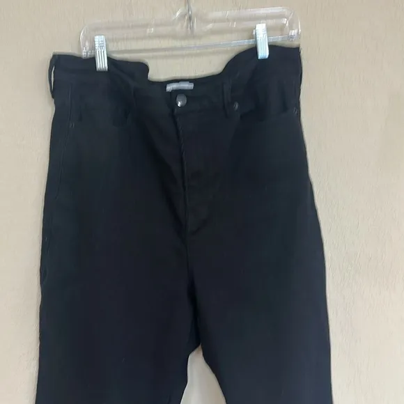 Good American womans Black stretchy straight leg Cropped Pant jeans size 18