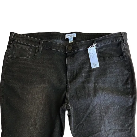 Lane Bryant MidRise Essential Stretch Girlfriend Crop Jeans Black Wash Size 28