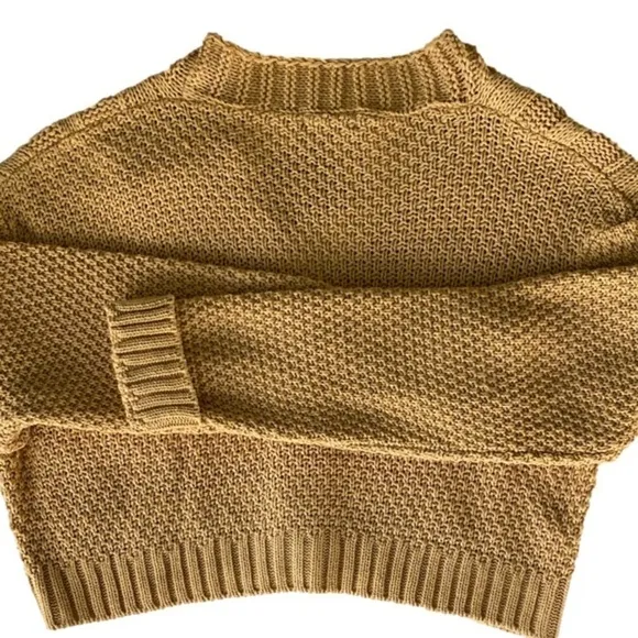 NWT Pretty Little Thing Crop Sweater Long Sleeve V- Neck Gold Women’s Size Small