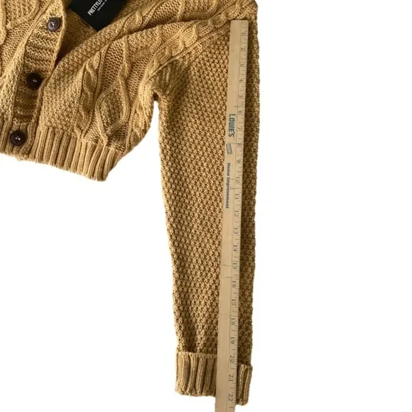 NWT Pretty Little Thing Crop Sweater Long Sleeve V- Neck Gold Women’s Size Small