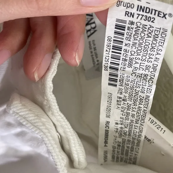 Zara white mid rise flare jeans size 4